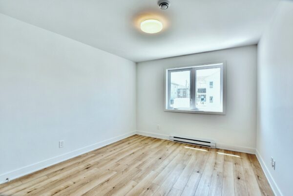 Appartement lumineux avec 3 chambres à Saint-Jacques, idéal pour famille ou colocataires, offrant un espace moderne et confortable.