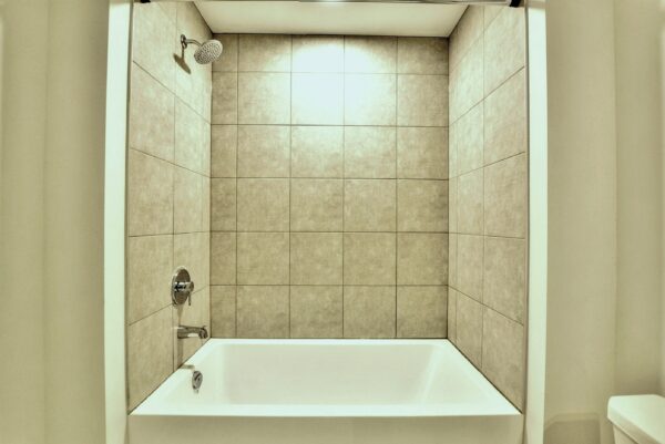 Balcon avec baignoire dans une salle de bain moderne.