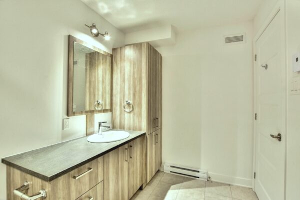 Balcon avec vue sur la ville, intérieur lumineux et moderne, parfait pour une famille ou un professionnel.
