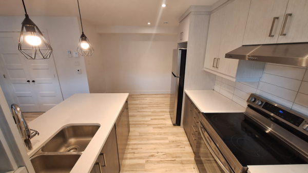 Balcon avec cuisine moderne et espace lumineux.