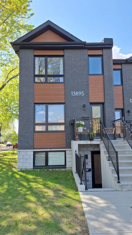Balcon et façade moderne d’un appartement à Pointe-aux-Trembles, Montréal, avec fenêtres spacieuses et design contemporain.