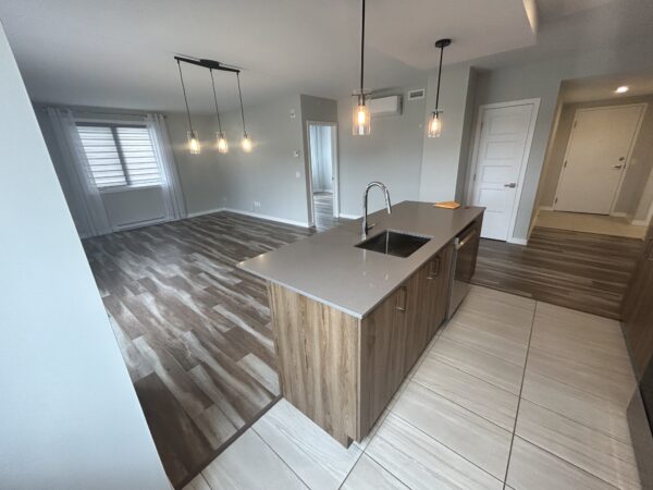 Appartement 2 chambres moderne à Mirabel, idéal pour famille ou jeunes professionnels, avec cuisine ouverte, luminosité naturelle et finitions contemporaines.