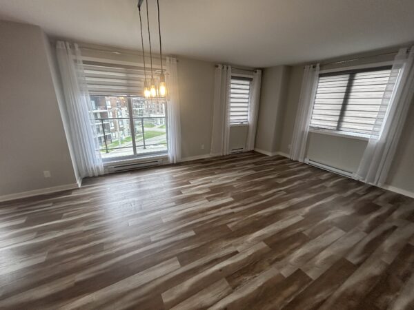 Appartement 2 chambres lumineux à Mirabel, idéal pour famille ou professionnel, avec grandes fenêtres, parquet moderne et espace ouvert.