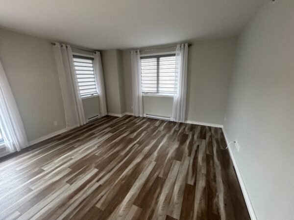 Spacieux appartement 2 chambres à Mirabel, disponible en juillet, avec fenêtres lumineuses, plancher en bois et espace confortable. Parfait pour famille ou professionnels.