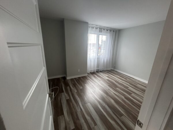 Appartement 2 chambres lumineux à Mirabel, disponible en juillet, avec fenêtres offrant une belle luminosité naturelle. Parfait pour un logement confortable et pratique dans la région.