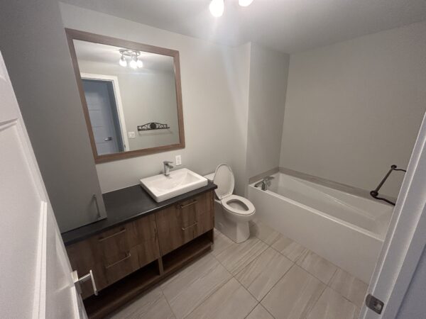 Balcon avec salle de bain moderne et lavabo dans un appartement à Mirabel.