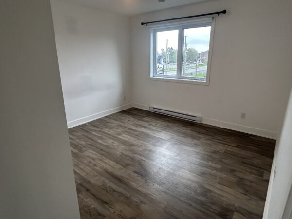 Appartement lumineux avec 3 chambres à Saint-Charles-Borromée, idéal pour famille ou colocataires, offrant un espace confortable et une vue agréable sur l’extérieur.