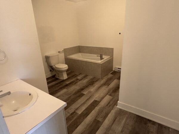 Balcon avec salle de bain et toilettes dans un appartement spacieux.