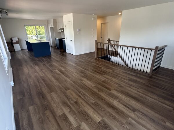 Appartement lumineux avec cuisine moderne et espace de vie spacieux, idéal pour un logement confortable en juillet.