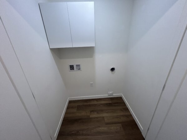 Balcon ou espace de rangement pratique dans l'appartement de Saint-Jérôme, parfait pour le stockage ou la buanderie.