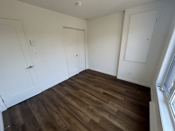 Balcon lumineux dans un appartement de 2 chambres à Saint-Jérôme, parfait pour un logement confortable et moderne.
