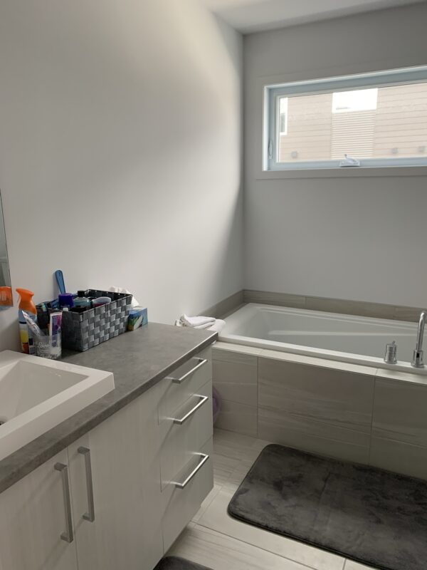 Appartement 2 chambres lumineux avec vue sur l'extérieur, situé à Mirabel, idéal pour famille ou professionnels.