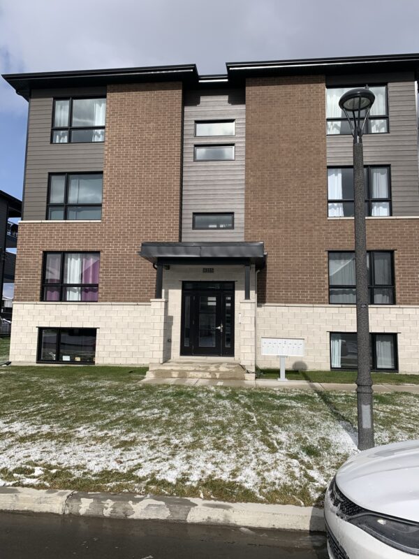 Immeuble résidentiel moderne avec 2 chambres à Mirabel, situé rue Siméon-Lamarche, offrant un accès facile aux commodités et un environnement paisible.