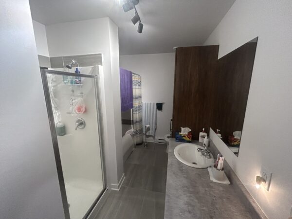 Balcon avec vue sur la chambre et salle de bain moderne.