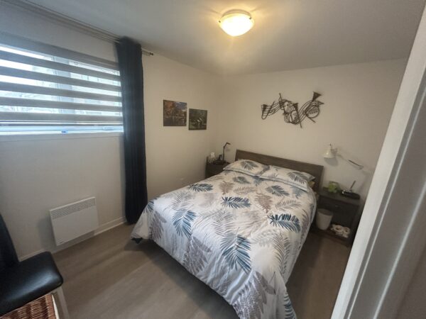 Appartement 1 chambre lumineux à Lachute, idéal pour location ou résidence principale, avec décoration moderne et espace confortable.