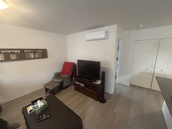 Appartement 1 chambre à Lachute, idéal pour location ou résidence, avec salon confortable, télévision, et espace de vie moderne.
