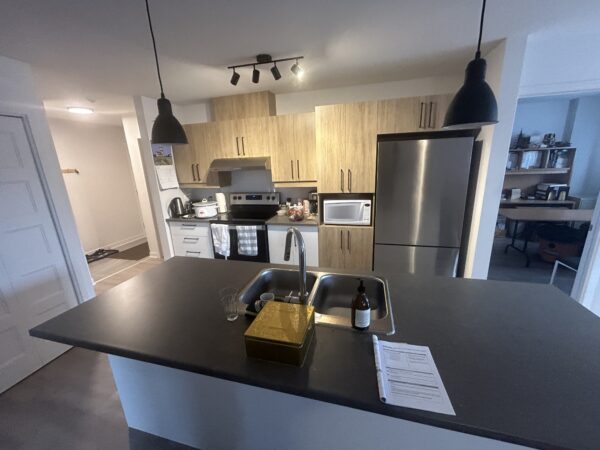 Balcon et cuisine moderne.