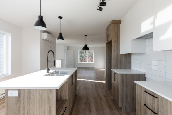 Appartement moderne avec cuisine ouverte et luminosité naturelle.