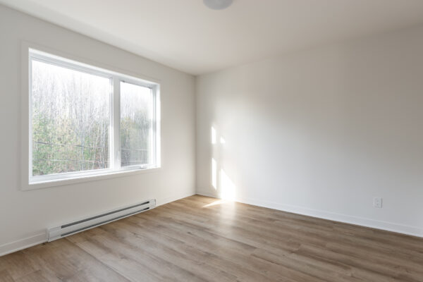 Appartement 2 chambres lumineux avec grande fenêtre à Brownsburg-Chatham. Parfait pour un logement confortable et moderne dans un environnement paisible.