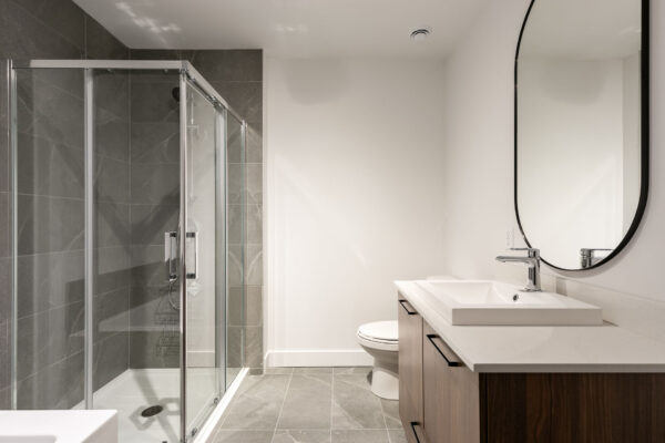 Balcon avec salle de bain moderne et spacieuse.