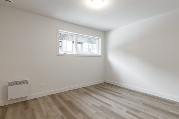 Appartement lumineux avec fenêtre moderne à Saint-Jérôme, idéal pour un logement confortable en juillet.