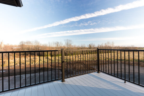 Balcon avec vue dégagée sur la nature à Brownsburg-Chatham, parfait pour profiter du plein air.