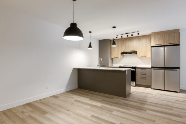Balcon moderne dans un appartement de 2 chambres à Saint-Jérôme, idéal pour un logement confortable et pratique.