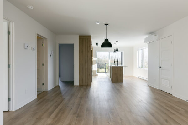Balcon avec vue sur l'intérieur lumineux d'un appartement moderne à Brownsburg-Chatham.