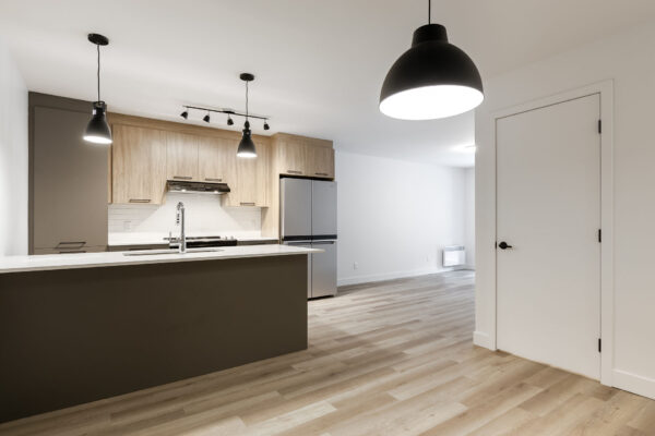Appartement 2 chambres lumineux à Saint-Jérôme, idéal pour famille ou professionnel, avec cuisine moderne, espace ouvert et finitions contemporaines.