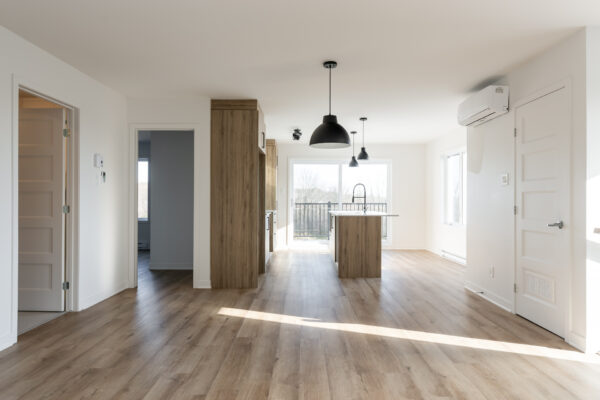 Balcon lumineux dans un appartement moderne à Brownsburg-Chatham, idéal pour famille ou jeunes professionnels, avec cuisine ouverte et espace convivial.