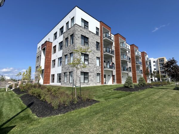 Appartement 2 chambres moderne à Mirabel, idéal pour famille ou couple, avec balcon et espace extérieur. Résidence récente offrant confort et proximité des commodités.