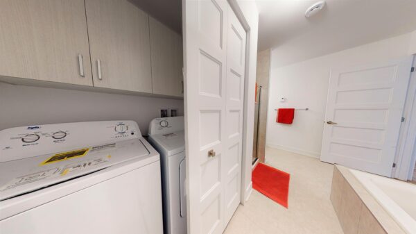 Balcon avec lave-linge et espace de rangement.