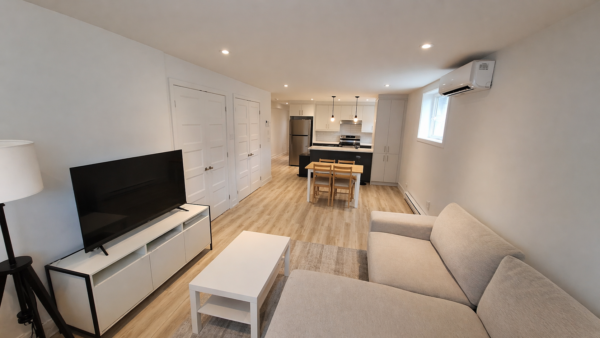 Appartement 1 chambre lumineux à Pointe-aux-Trembles, idéal pour location ou résidence, avec espace salon moderne, cuisine équipée, et vue agréable.