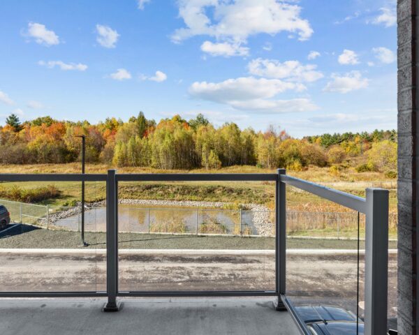 Balcon avec vue sur la nature et le paysage automnal à Lachute, parfait pour un appartement de 2 chambres. Idéal pour la gestion immobilière et la location résidentielle.