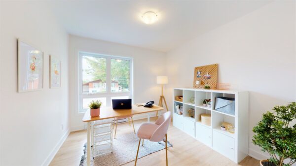 Balcon lumineux avec vue sur l'intérieur de l'immeuble, idéal pour un appartement de deux chambres à Saint-Charles-Borromée.