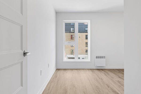 Appartement lumineux avec grande fenêtre à Lachute, idéal pour un logement confortable et moderne. Parfait pour ceux recherchant un espace pratique dans un environnement calme.