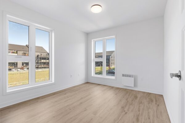 Appartement lumineux avec grandes fenêtres et vue dégagée à Lachute. Parfait pour un logement confortable et moderne.