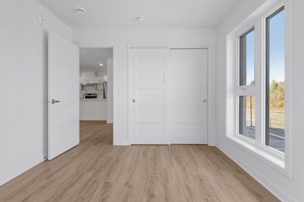 Appartement 2 chambres lumineux à Lachute, idéal pour famille ou professionnels, avec espace moderne, fenêtres grandes ouvertes, et intérieur épuré.
