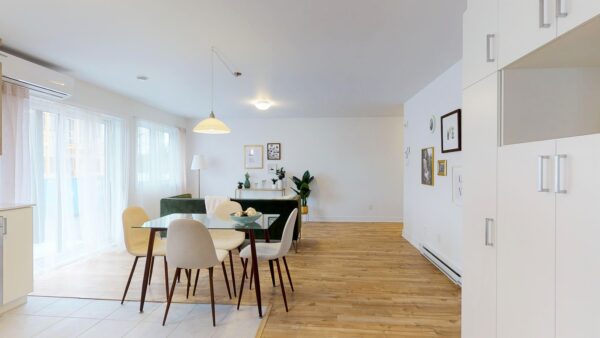 Vue intérieure d'un appartement moderne de 3 chambres à Saint-Charles-Borromée, avec salon lumineux, mobilier contemporain et décoration élégante.