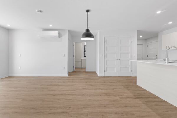 Appartement 2 chambres lumineux à Lachute, idéal pour famille ou couple, avec cuisine moderne, espace ouvert et finitions contemporaines, disponible en juillet.