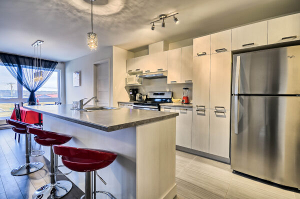 Appartement moderne avec cuisine équipée et espace lumineux. Parfait pour un logement confortable à Mirabel dès le 1er juillet.