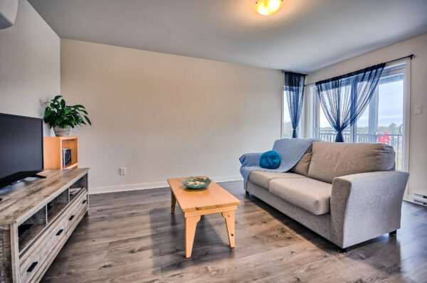 Appartement lumineux avec deux chambres à louer à Mirabel dès le 1er juillet, idéal pour famille ou professionnels. Confort moderne, espace convivial, proximité des commodités.