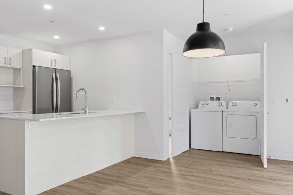 Balcon avec coin buanderie, cuisine moderne et espace lumineux.