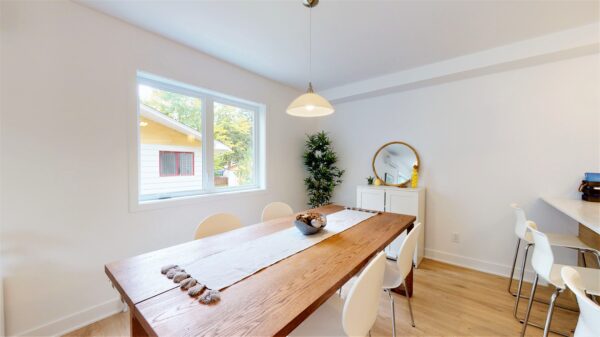 Vue intérieure d'un appartement de 2 chambres à Saint-Charles-Borromée, avec salle à manger lumineuse, mobilier moderne et décoration épurée, idéal pour la gestion immobilière.