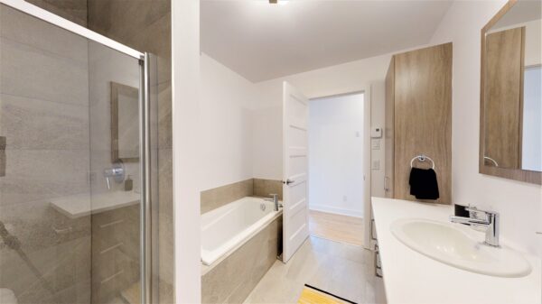 Balcon avec salle de bain et espace de vie lumineux.