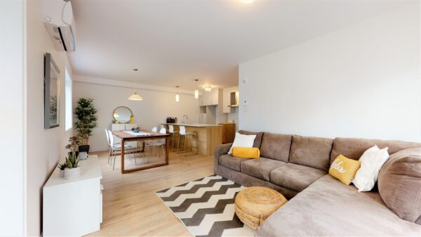 Balcon lumineux dans un appartement de 2 chambres à Saint-Charles-Borromée, idéal pour famille ou couple, avec espace de vie moderne et cuisine ouverte.