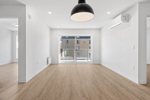 Appartement lumineux avec deux chambres à Lachute, idéal pour famille ou couple, offrant un espace moderne et confortable. Parfait pour la gestion immobilière et la location.