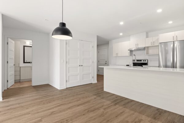 Appartement 2 chambres moderne à Lachute, idéal pour location ou investissement, avec cuisine équipée, espace lumineux et design contemporain.