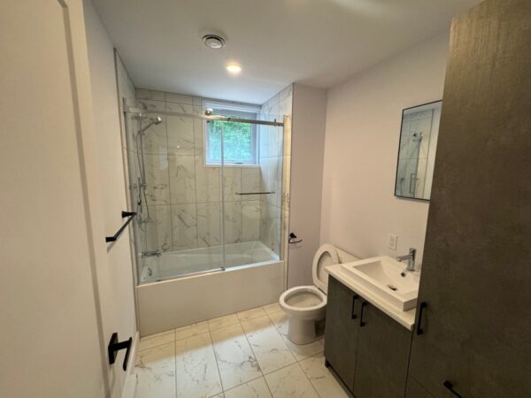 Balcon avec vue sur la salle de bain moderne.