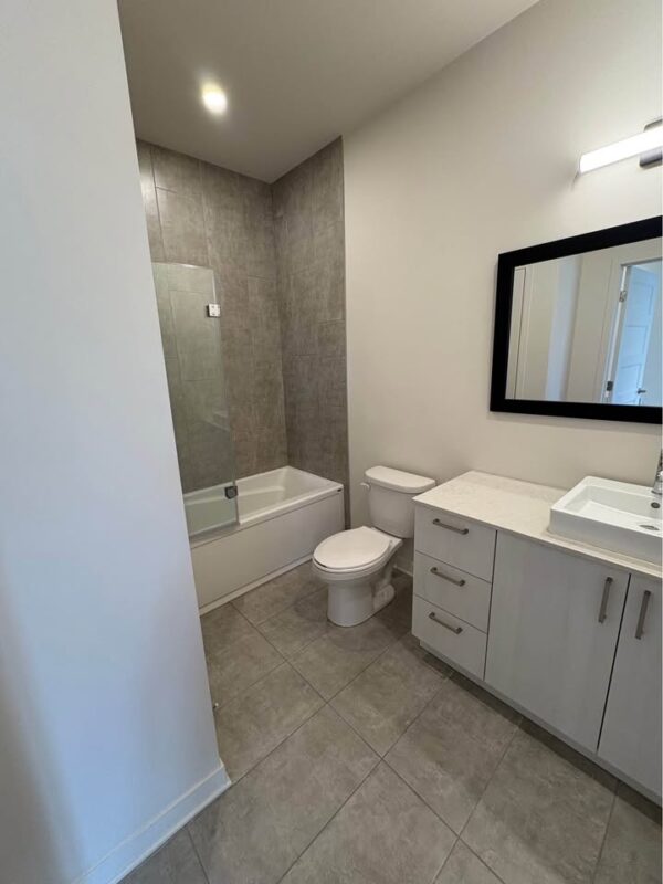 Balcon, salle de bain moderne, espace lumineux, idéal pour étudiants ou jeunes professionnels.